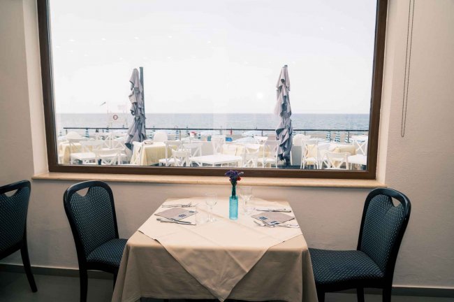 Tavolo per due con vista mare.