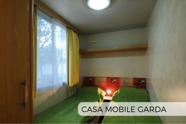 Camera con 2 letti singoli di una casa mobile del Centro Vacanze Mirage