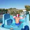 Persona in costume da bagno su uno scivolo acquatico.