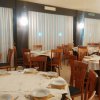 Sala da pranzo con tavoli apparecchiati.