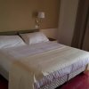 Camera da letto con letto matrimoniale.