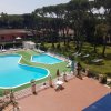 Piscina grande e piscina piccola, circondate da lettini.