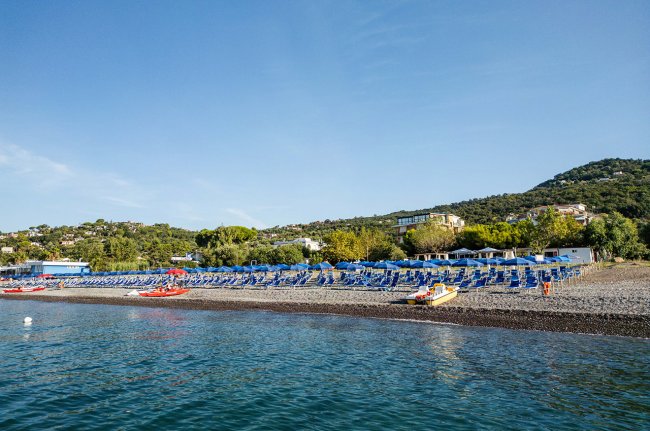 Spiaggia con lettini, vista dal mare.