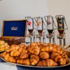Un vassoio di croissant e dispenser di marmellata.