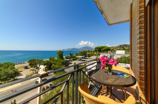 Balcone con vista mare e tavolo rotondo.
