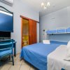 Camera con letto matrimoniale e letto a castello.