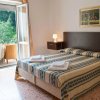 Camera da letto con letto matrimoniale e balcone.
