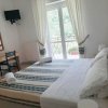 Camera con letto matrimoniale, TV e vista balcone.