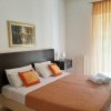 Camera da letto con letto matrimoniale e tende arancioni.