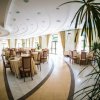 Sala da pranzo elegante con tavoli apparecchiati.