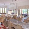 Sala da pranzo con tavoli apparecchiati.