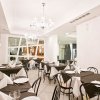 Ristorante elegante con tavoli apparecchiati e lampadari di cristallo.