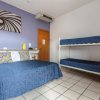 Stanza da letto con letto matrimoniale e letto a castello, pareti bicolore, aria condizionata e TV.