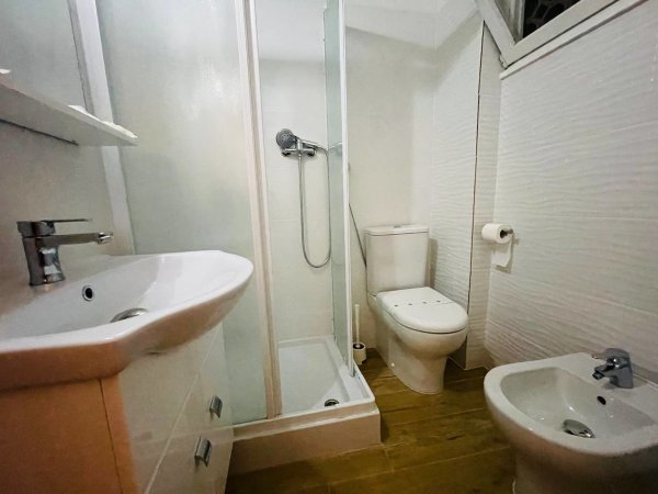 Bagno con doccia, WC e bidet.