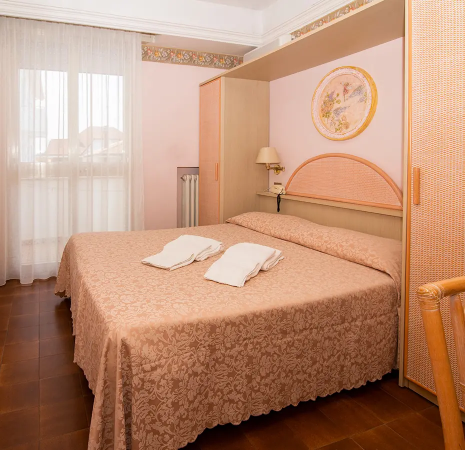 Camera con letto matrimoniale e due asciugamani.