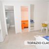 Camera con letto, bagno e accesso a un'altra stanza.