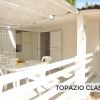 Patio con tavolo e sedie bianche.