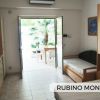 Monolocale con cucina, divano letto e porta finestra.