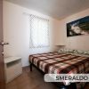 Camera da letto con letto matrimoniale e decorazioni.