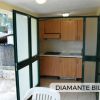 Cucina con porte in vetro e sedia bianca.