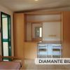 Interno con armadio e specchio.