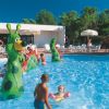 Piscina con giochi gonfiabili a forma di dinosauro.