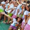 Gruppo di persone sorridenti in magliette bianche.