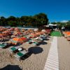Ombrelloni arancioni su una spiaggia di sabbia.