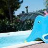 Scivolo a forma di elefante vicino a una piscina.