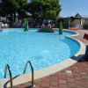 Piscina con giochi acquatici e lettini.