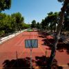 Campo da tennis circondato da alberi.