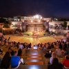 Platea all'aperto con pubblico serale.