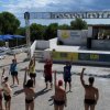 Persone che fanno esercizi all'aperto sotto un palco.