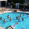 Persone fanno ginnastica in piscina circolare.