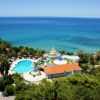 Resort sul mare con piscine e tetti arancioni.