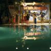 Bimbo spettacolo serale vicino a piscina illuminata.