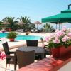 Tavolo con fiori e ombrelloni vicino alla piscina.
