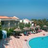 Piscina con lettini e vista mare.
