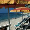 Ombrelloni e sedie a sdraio su una spiaggia.