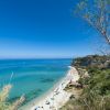 Veduta panoramica di una spiaggia con mare azzurro.