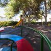 Parco giochi all'aperto con giochi colorati.