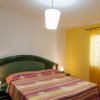 Camera da letto con letto matrimoniale e pareti gialle.