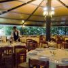 Ristorante ampio con tavoli apparecchiati.