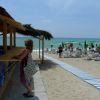 Donna a uno snack bar sulla spiaggia.