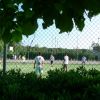 Persone giocano a calcio all'aperto.