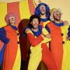 Un gruppo di clown colorati in posa.