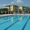 Piscina con palazzi gialli sullo sfondo.