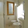 Bagno con doccia, lavabo, bidet e finestra.
