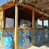 Un chiosco di legno sulla spiaggia con decorazioni colorate.