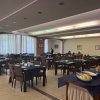 Sala da pranzo elegante con tavoli apparecchiati.